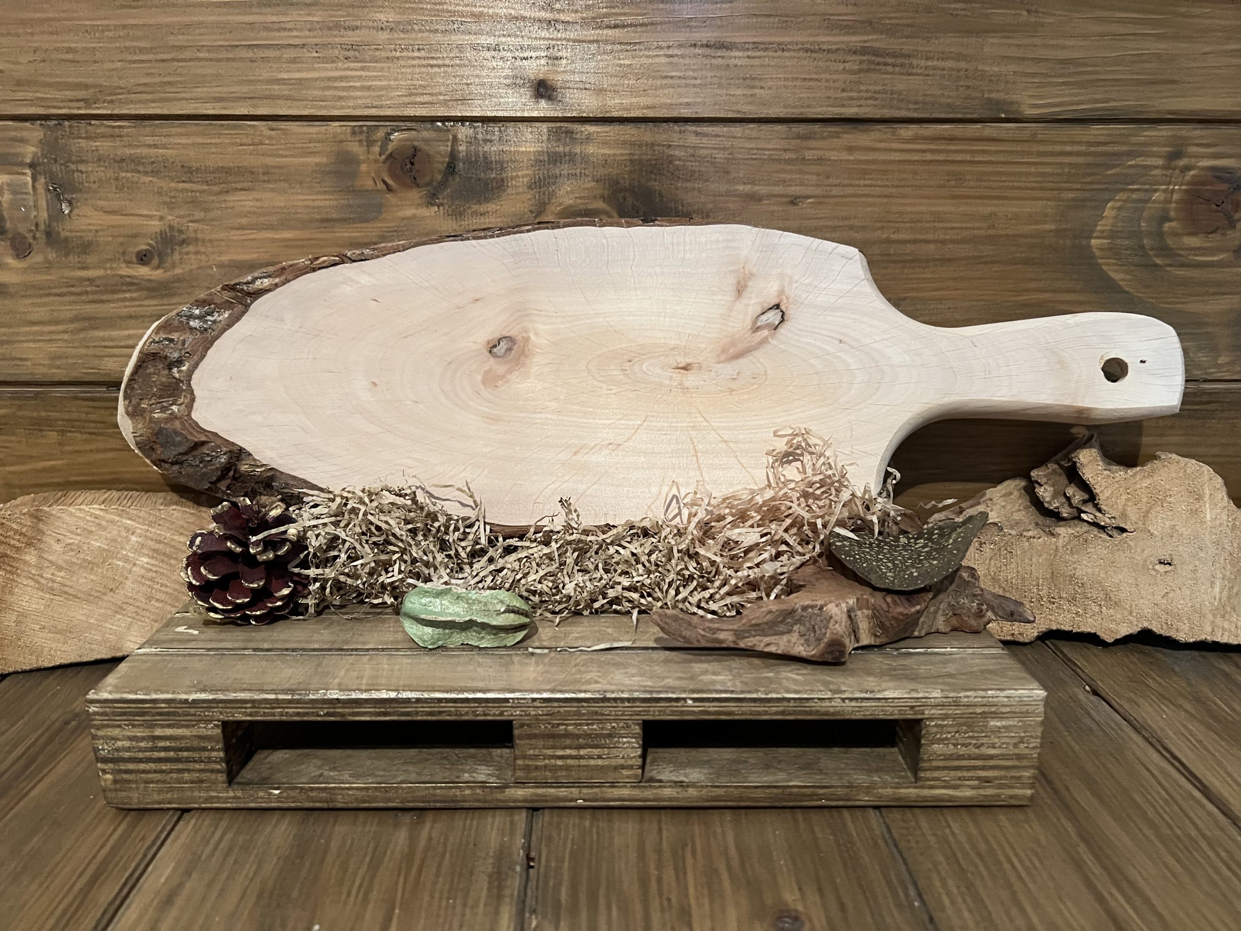 Tagliere ovale in legno artigianale - un manico